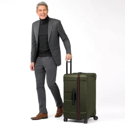 Briggs & Riley Rolling Spinner|Checked<Briggs and Riley Torq QUT228SP Medium Trunk Spinner | Altman Hunter